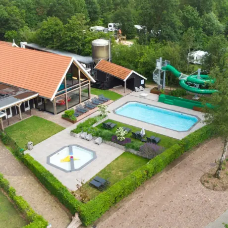 Buitenzwembad van boven recreatiepark Kaps